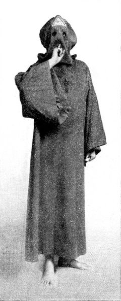 Foto de Crowley vestindo um robe no The Equinox, Vol I, No 1, 1909